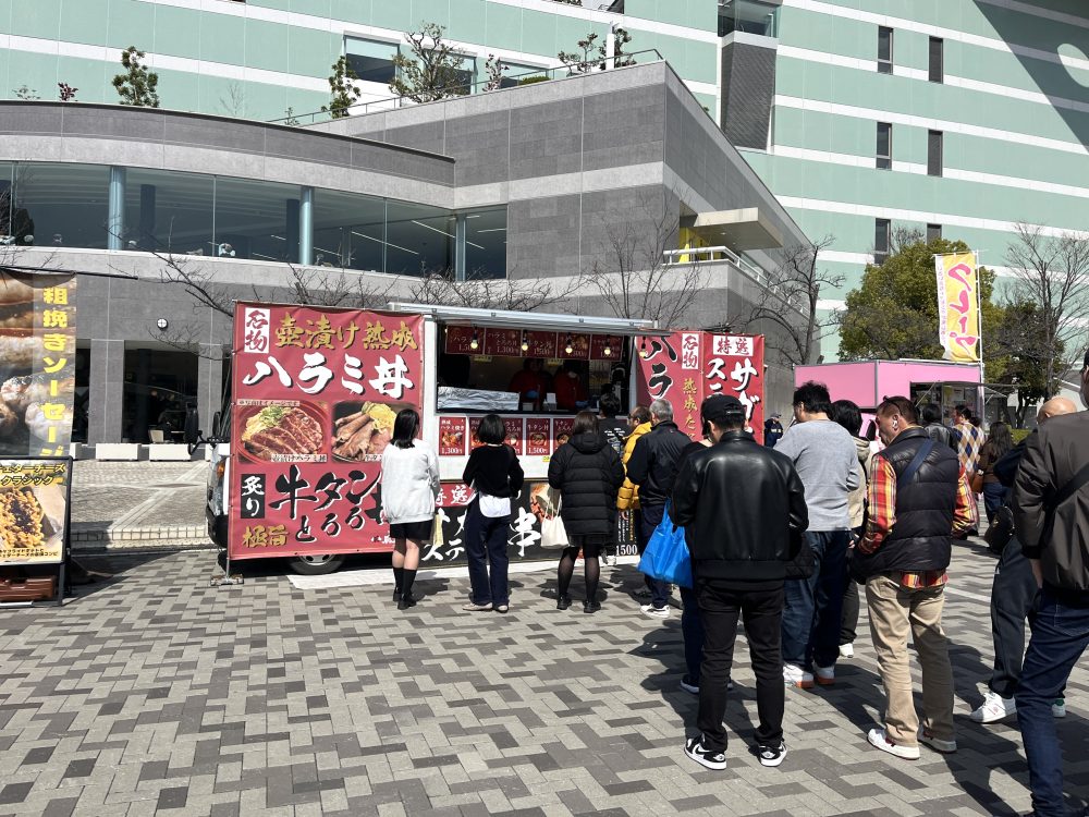 【阪神競馬 キッチンカー】第1回阪神競馬に関西移動販売車組合がキッチンカーを派遣